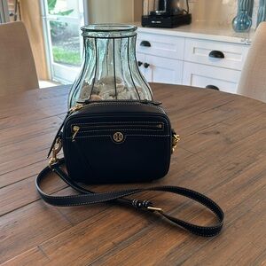 Tory Burch Camera bag/Cross body. Dark Blue. Adjustable strap.